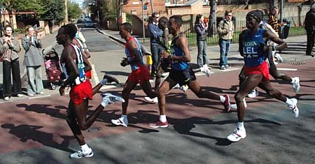 London Marathon 2008 - Leading men's group mile 11