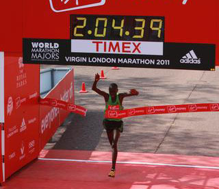 Mutai at finish (photo David Wearn VLM)