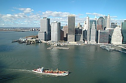 Randvoll: East River und Lower Manhattan 