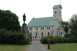 Fighter in front of God: Cathedral and statue of freedom fighter Sigurdsson