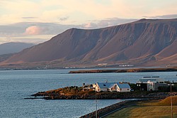 Abendrot: Blick über die Insel Viðey zur Halbinsel Akranes