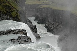 Heute eisgrau: Selbst Gullfoss braucht Sonnenstrahlen, um glden zu sein