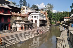 Trbe Fluten: Der Bade-Fluss Bagmati nimmt die Asche auf 