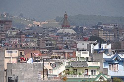 ber den Dchern: Blick auf den Stupa von Bodnath